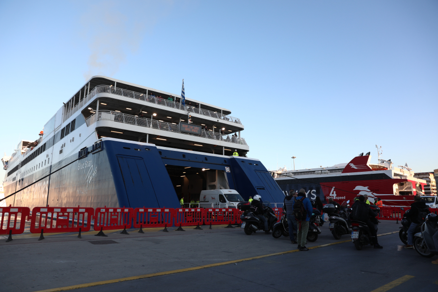 Κορυφώνεται σήμερα, Μεγάλη Πέμπτη, η έξοδος των εκδρομέων ενόψει Πάσχα – Γεμάτα φεύγουν τα πλοία